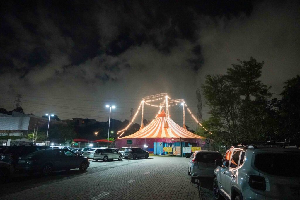 Circo iluminado em Escola Castanheiras Alphaville - Arquitetura e Estrutura