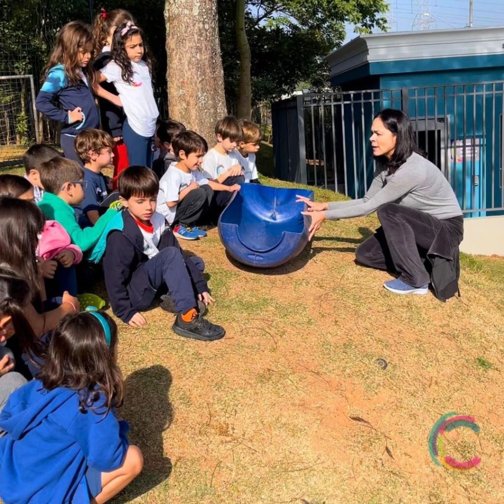 Crianças em escola em aula de sustentabilidade