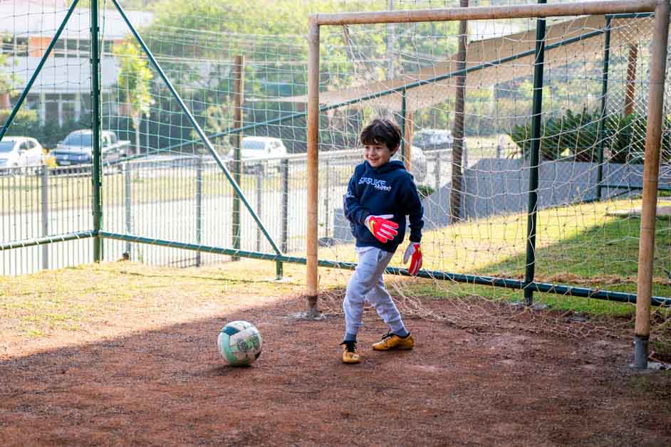 criança jogando futebol